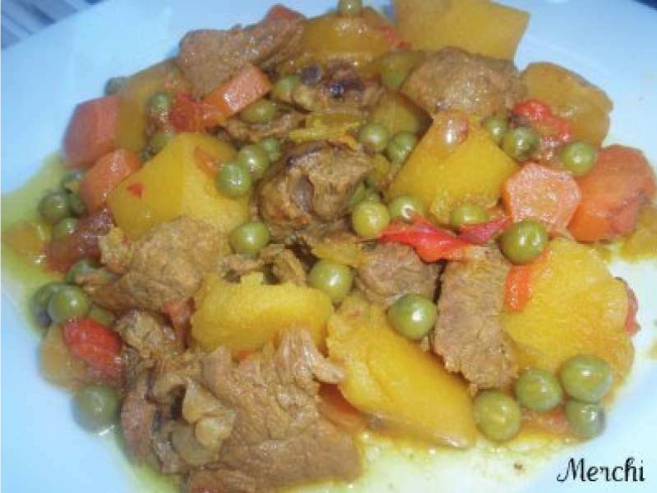 Ensalada de aguacate, salmón con guiso de ternera.